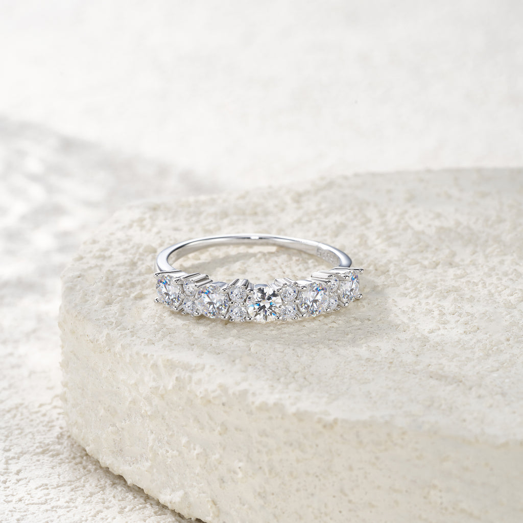A Luxurious And Fashionable Minimalist Jewelry Ring Featuring Top-quality Moissanite, Made Of S925 Silver Electroplated With Platinum.