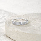 A Luxurious And Fashionable Minimalist Jewelry Ring Featuring Top-quality Moissanite, Made Of S925 Silver Electroplated With Platinum.