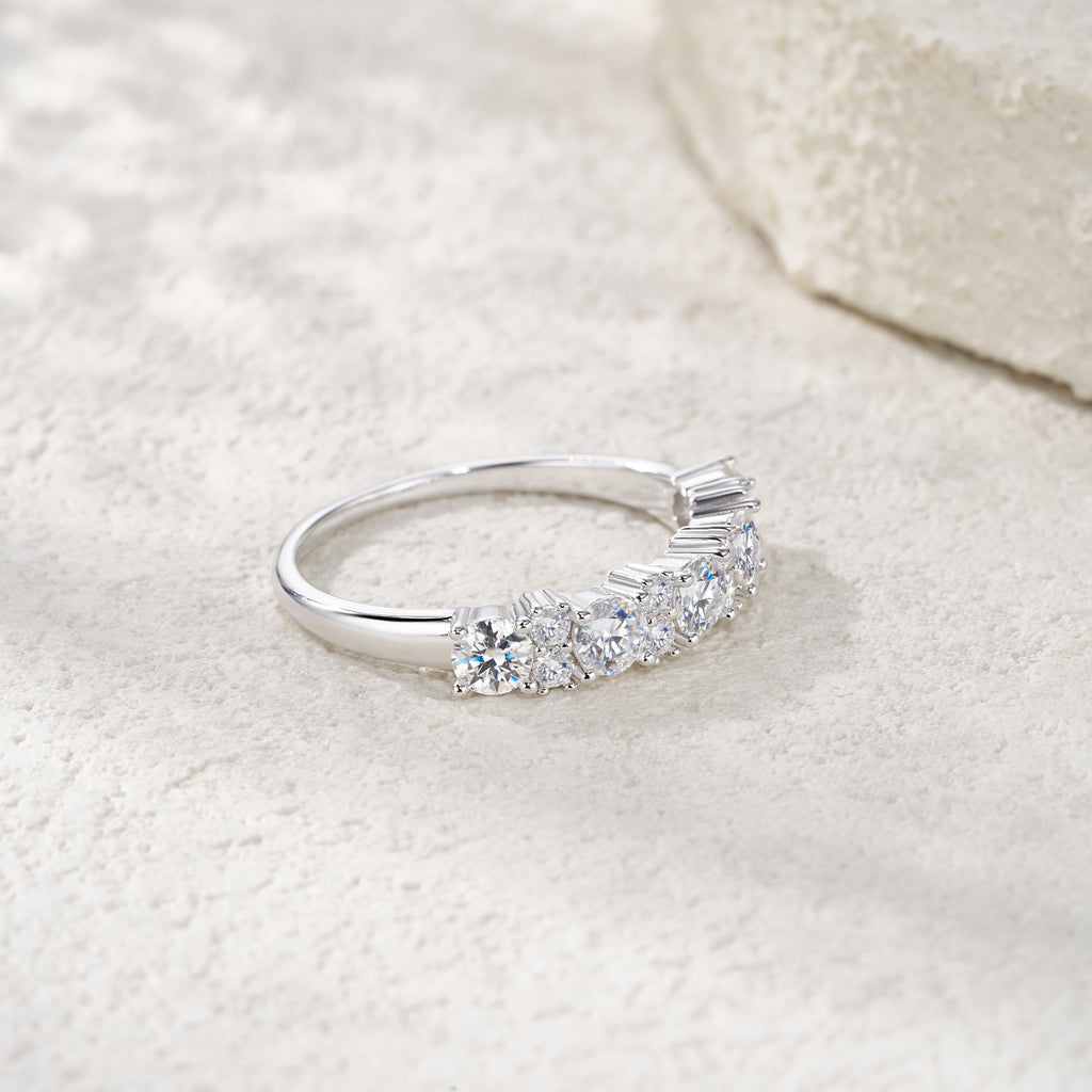 A Luxurious And Fashionable Minimalist Jewelry Ring Featuring Top-quality Moissanite, Made Of S925 Silver Electroplated With Platinum.